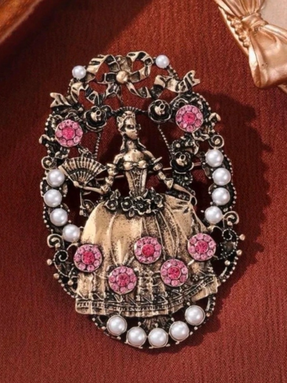 Victorian inspire Marie
Antoinette-style brooch pendant
